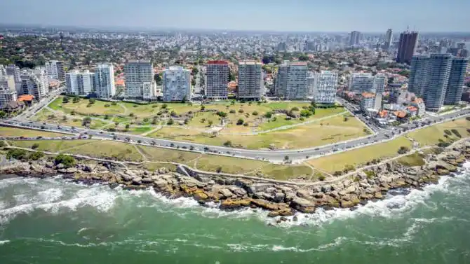 Vista aérea. Del parque ubicado frente a la costa