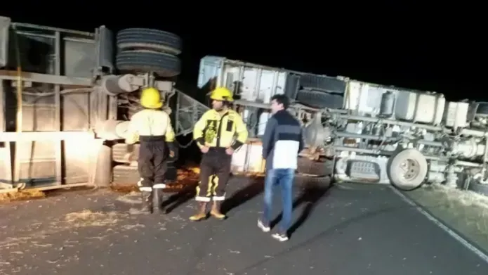 Un camión volcó en una ruta entrerriana y el conductor sufrió lesiones