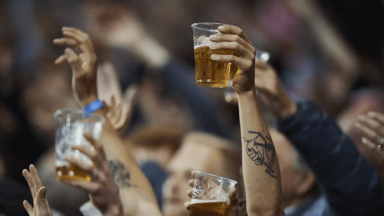 Quiso entrar a la cancha con bebida, no lo dejaron y agredió violentamente a un policía