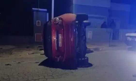 El vehículo culminó apoyado sobre su lateral izquierdo sobre la cinta asfáltica.