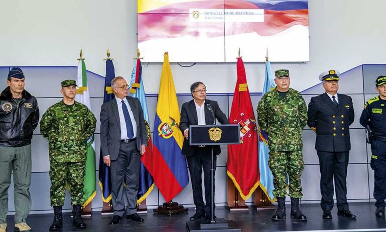 ¡SACAN A 19 MÁS! Petro hace una nueva “BARRIDA” DE GENERALES en el Ejército