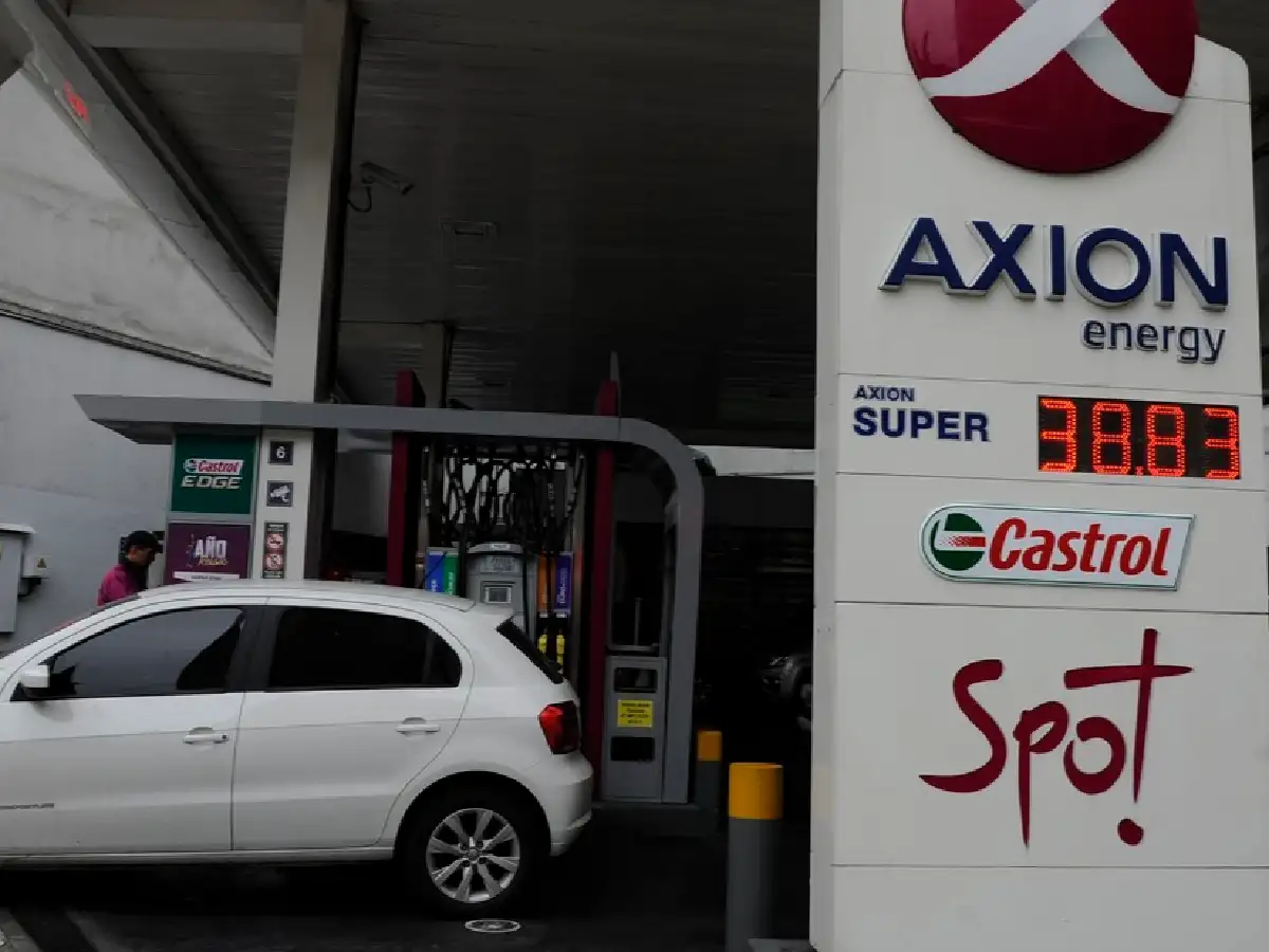 Axion subió los precios de las naftas un 1,6% en todo el país