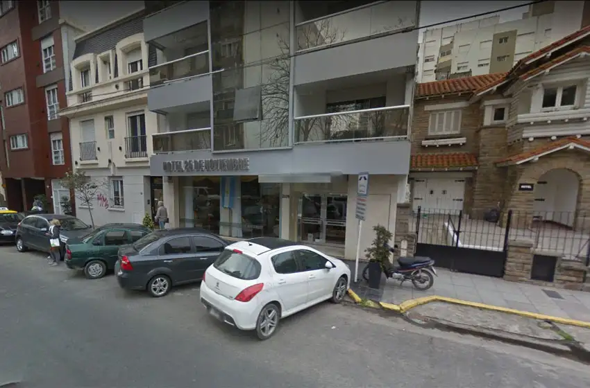 Se peleó con el conserje de un hotel y lo sacaron a bastonazos