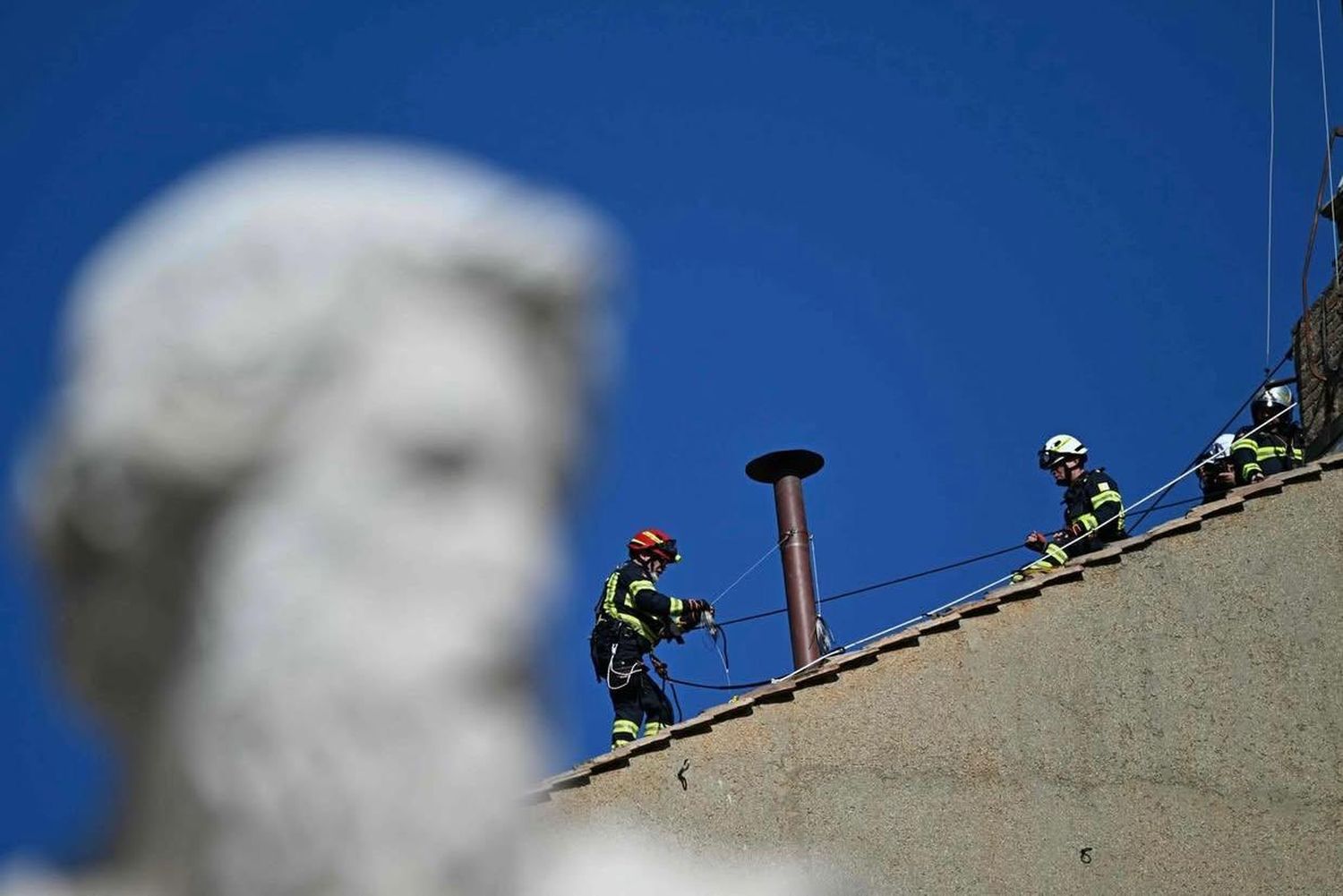 El Vaticano ya instaló la chimenea en la Capilla Sixtina para el cónclave