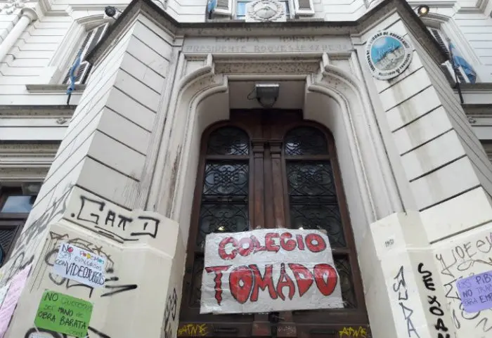 Comienzan a levantar la toma de colegios porteños