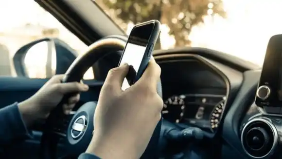 El 42% de los conductores no hace nada para evitar el uso del teléfono al volante