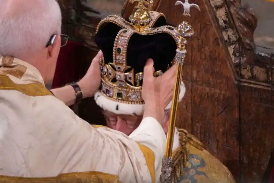 El rey Carlos III y la reina Camilla fueron coronados en una histórica ceremonia