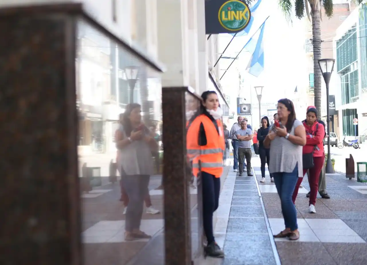 Luego de un viernes de locos, menos movimiento y más organizado en los bancos