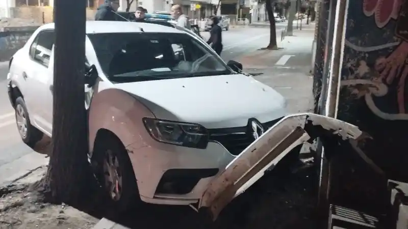 Un auto se incrustó contra un local en el centro de Rosario