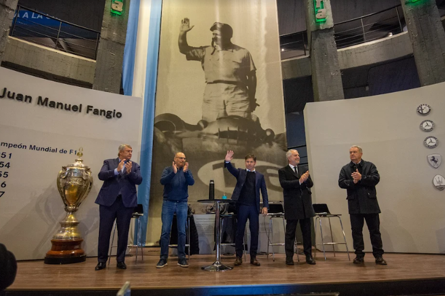 Kicillof en Balcarce: Anunció construcción de 40 viviendas y la puesta en valor del autódromo Juan Manuel Fangio