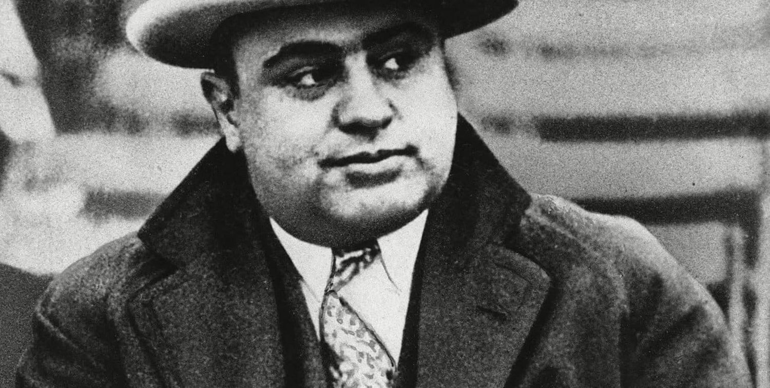 Al Capone (1899-1947), más conocido como "Caracortada". En esta imagen puede apreciarse a pleno el lado derecho de su rostro, no así el izquierdo, en el que sobresalían las feas cicatrices producidas por los navajazos de Frank Gallucio.