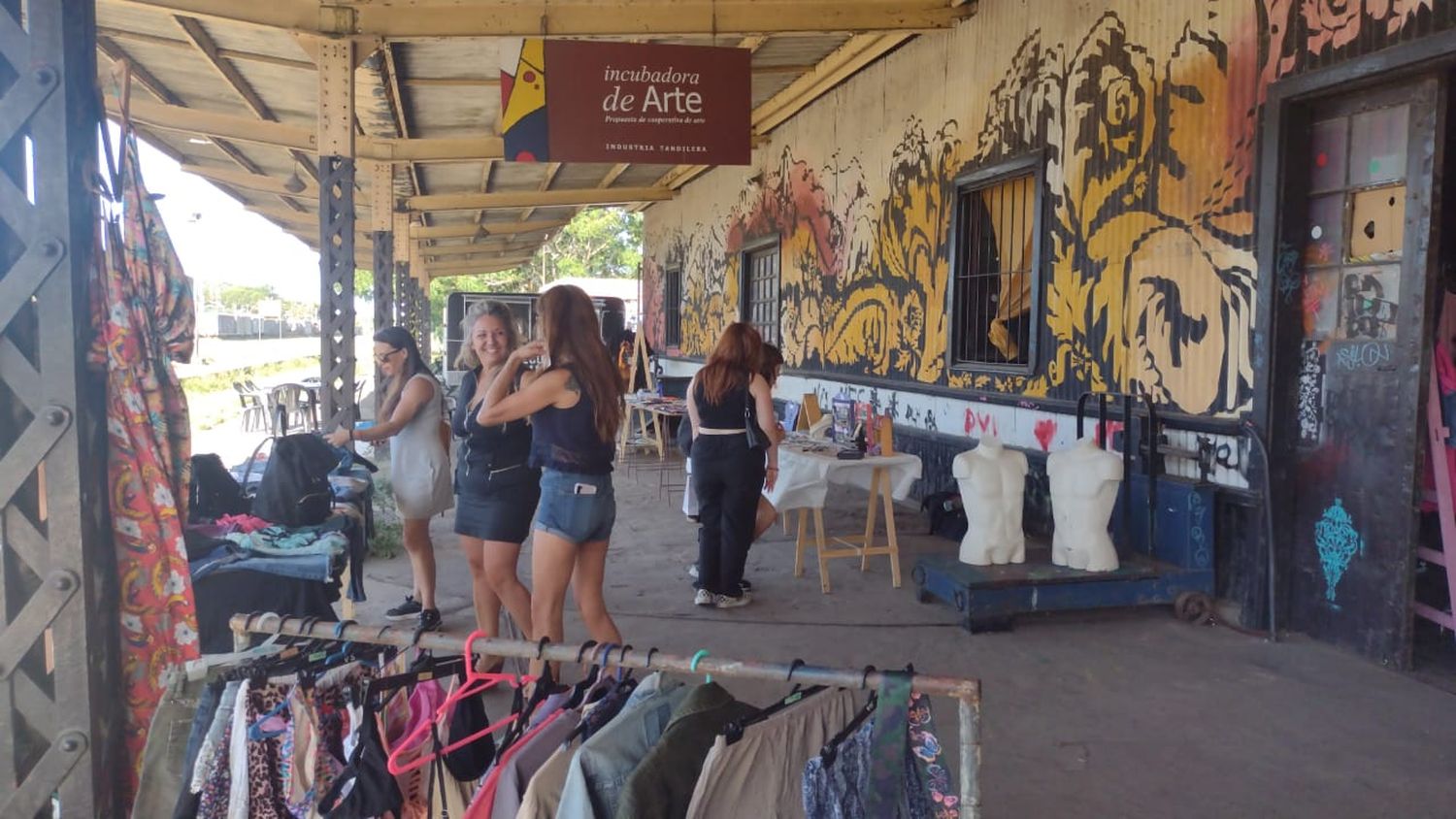 La fachada de la incubadora de arte en la estación, intervenida por muralistas.