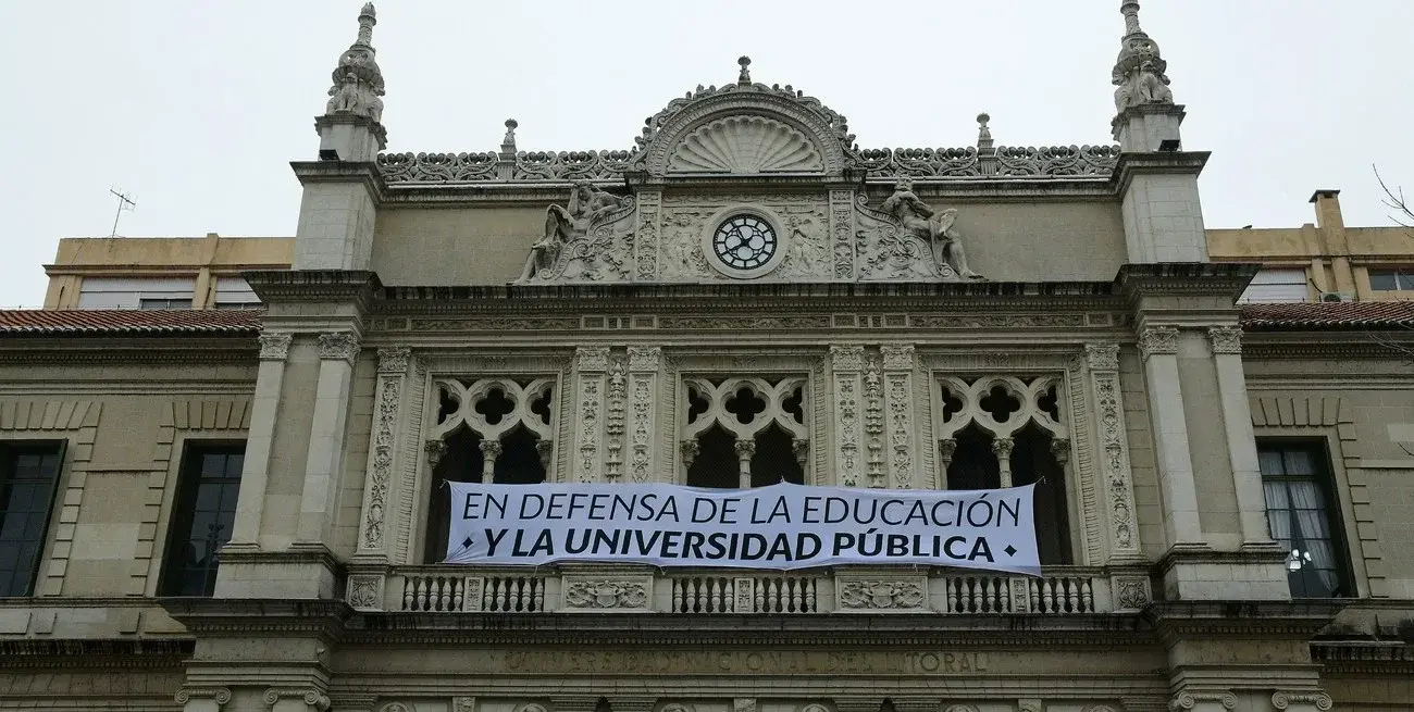 El salario de un profesor titular con dedicación exclusiva, en abril de 2026, llegó a representar apenas el 61,6% del valor que tenía en noviembre de 2023