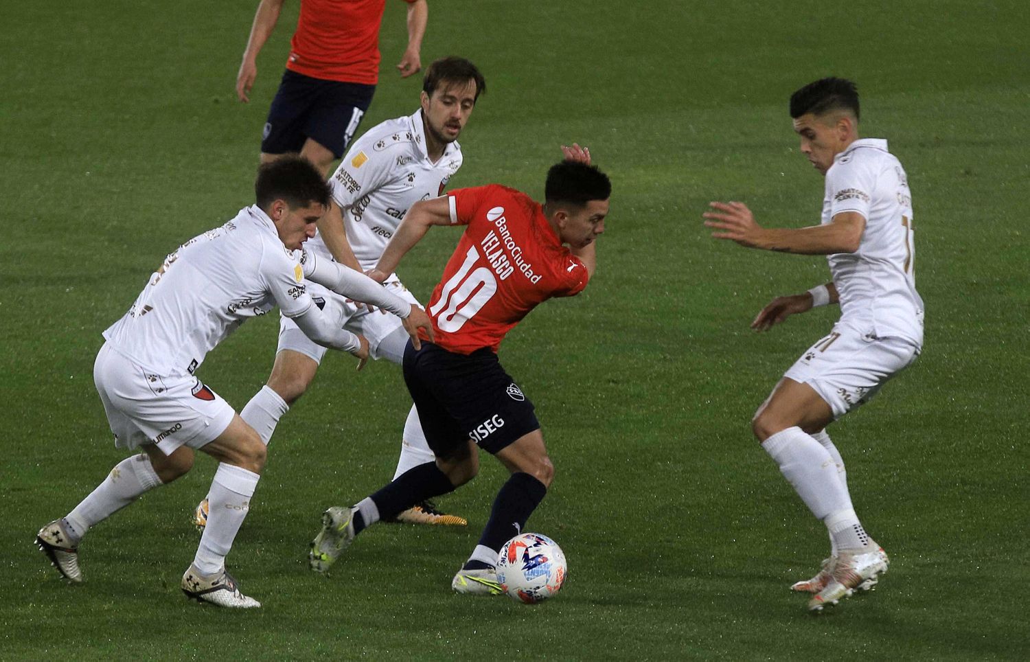 Velasco se aleja de Independiente