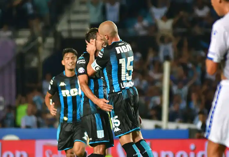 Racing goleó y sigue en la punta