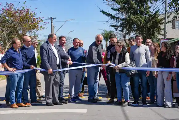 Pullaro encabezó la inauguración de la pavimentación de calle Larrea en la ciudad de Santa Fe