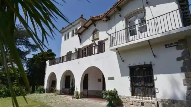 Además de las refacciones, se está trabajando en la puesta en valor del jardín de la Villa Mitre, avanzando en el replanteo del parque.