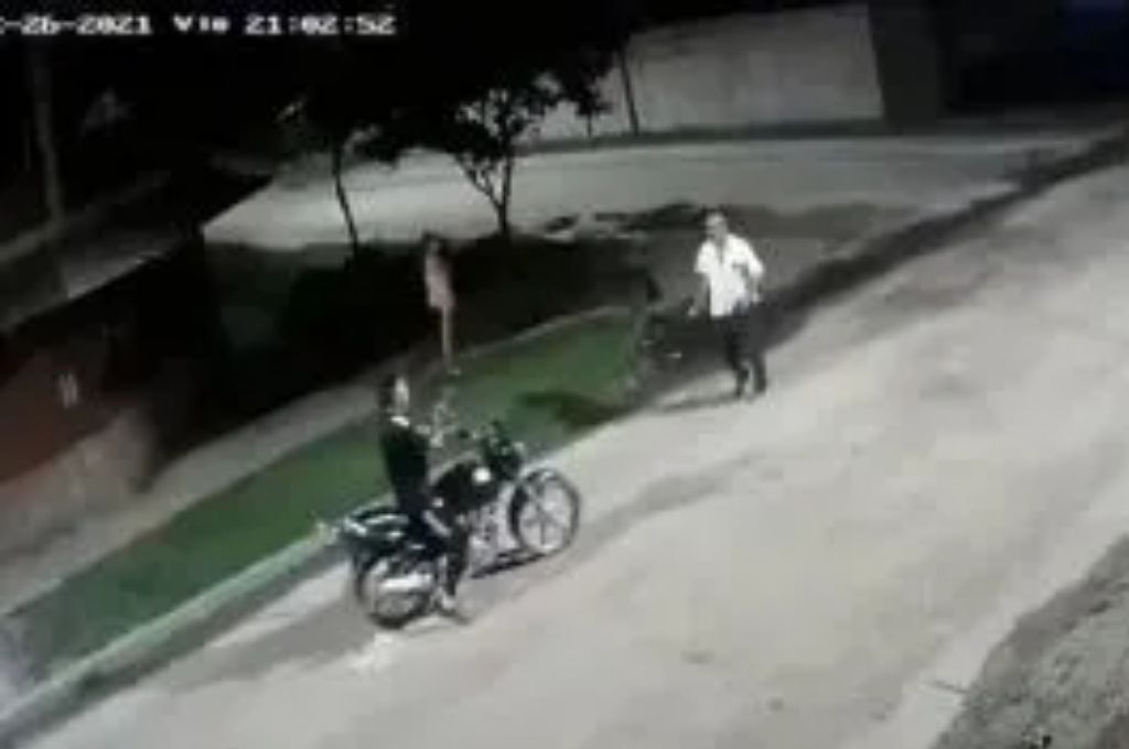 Un hombre de 74 años fue asesinado al tirotearse con una pareja de motochorros