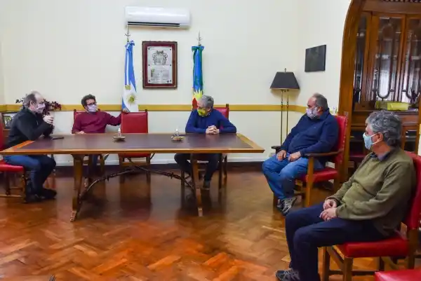 Secretario de Planeamiento Científico de la Nación entregó estudio sobre el impacto de la producción agropecuaria en Chascomús