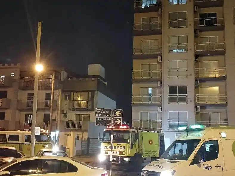 Un bombero resultó herido tras una explosión durante un incendio en un edificio de Mar del Plata
