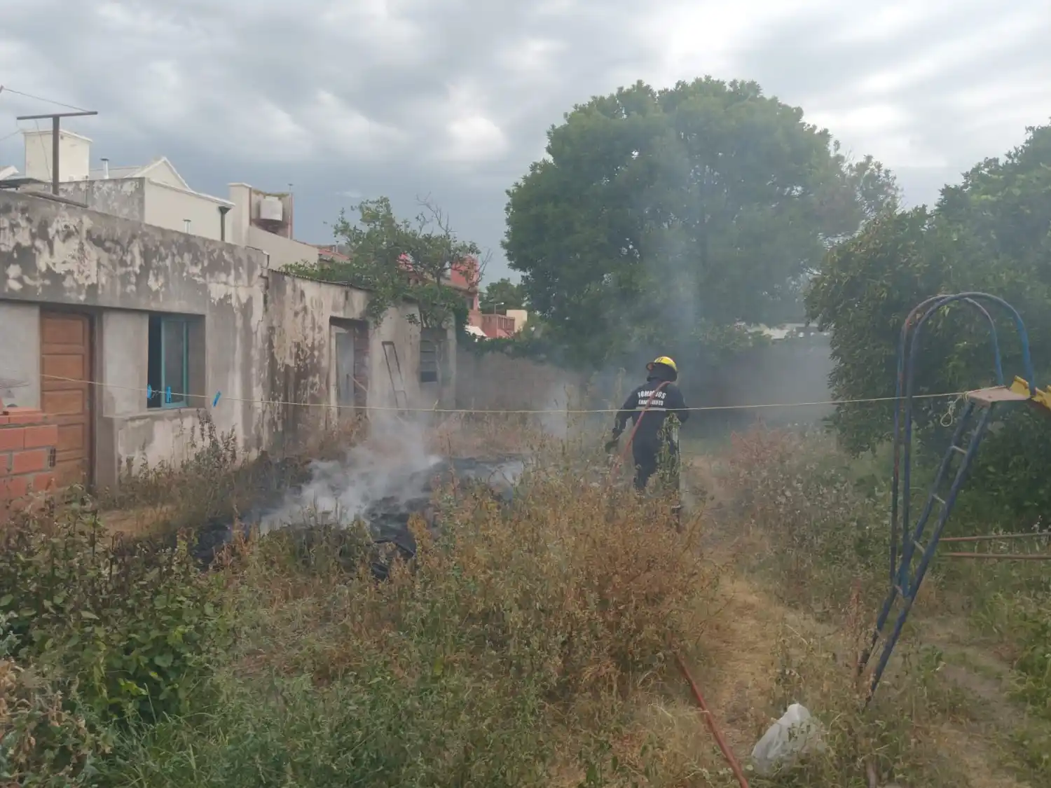 Incendio de restos de poda en una vivienda de calle Dante Alighieri al 1000.