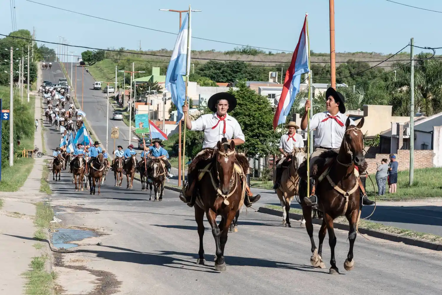 La Agrupación Punta Gorda encabezó el tradicional paseo por las calles diamantinas