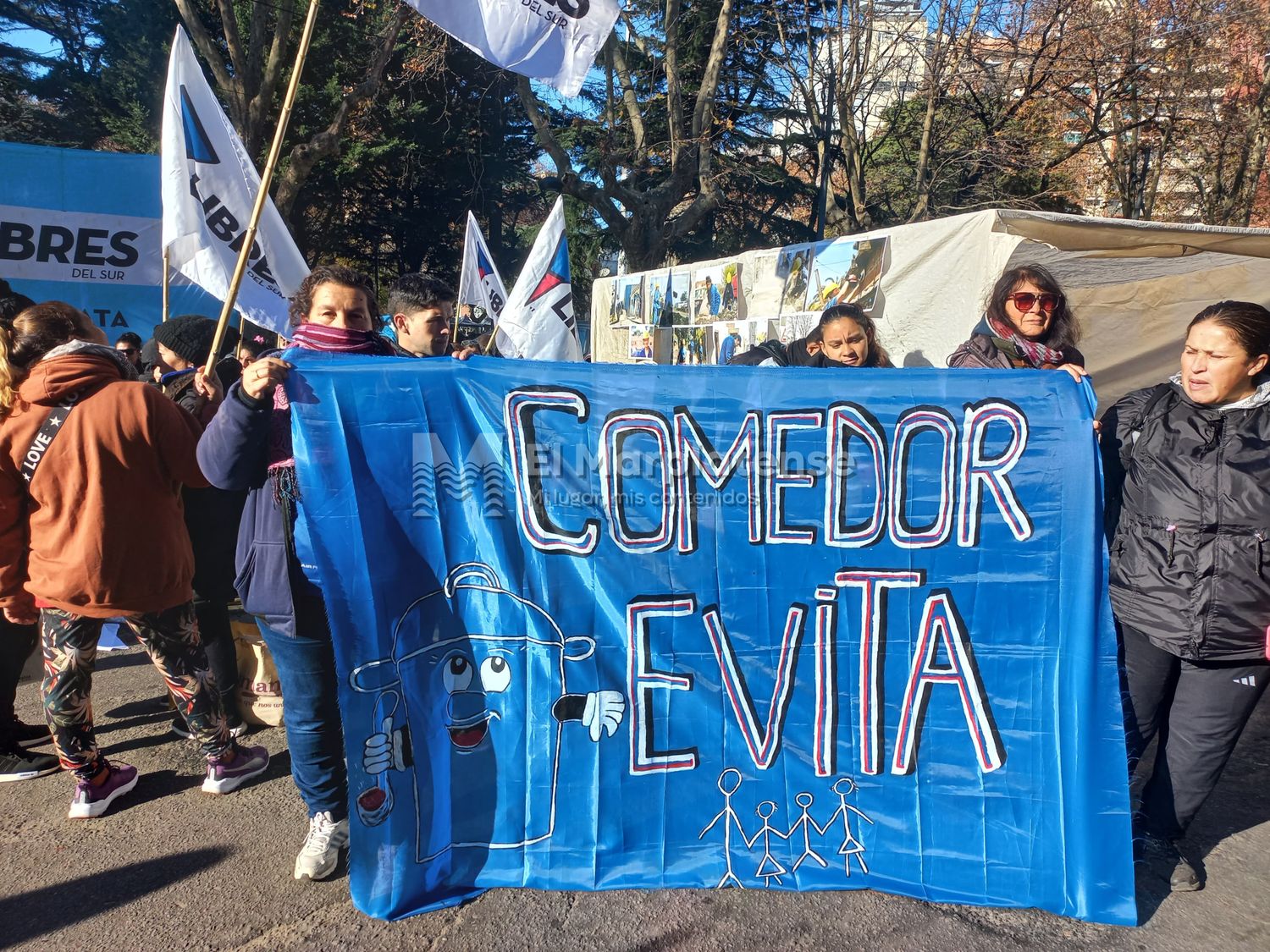 Comedores barriales manifestándose por la entrega de alimentos.