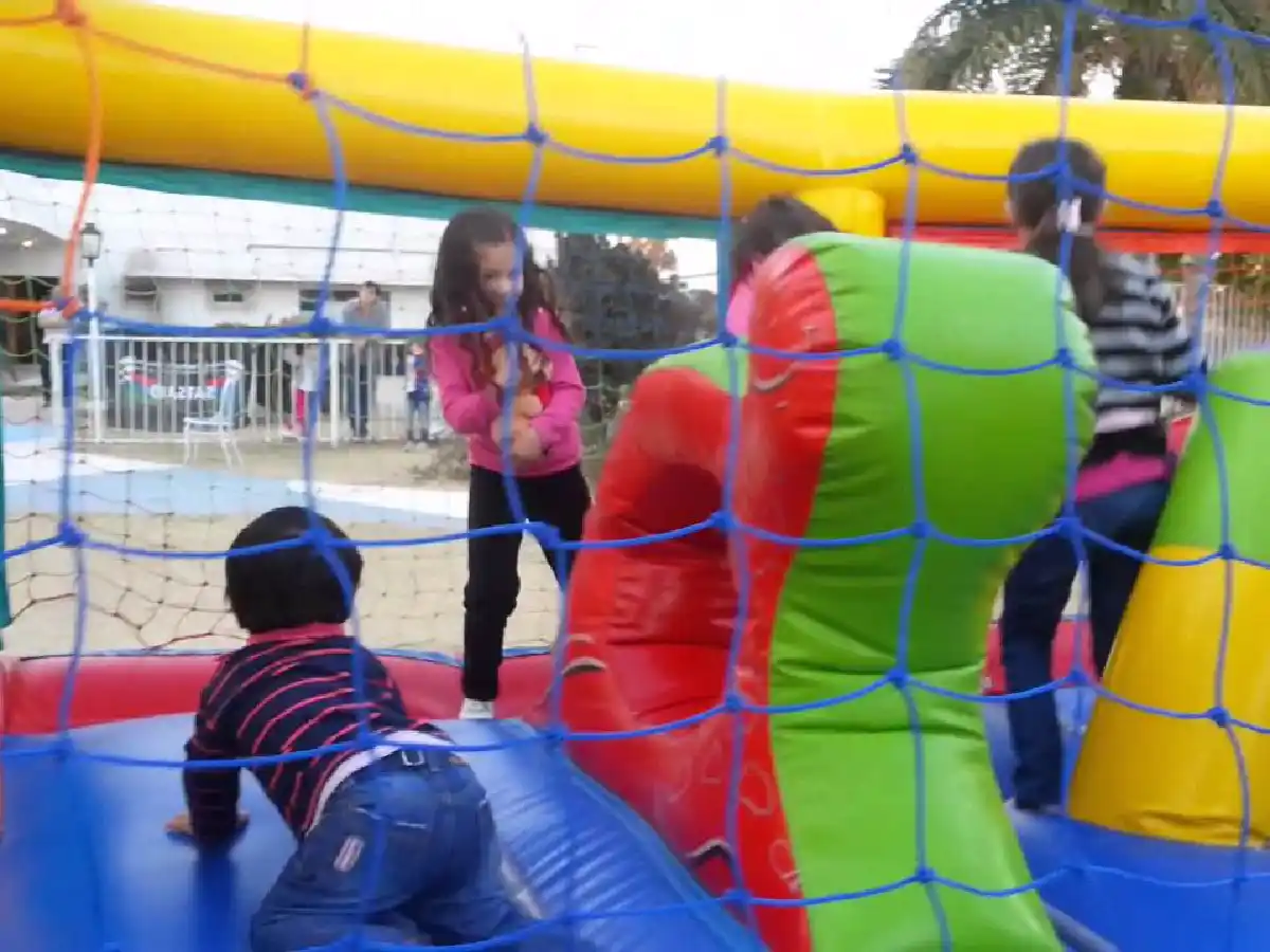 Nene cayó de un inflable y se fracturó el cráneo: está grave