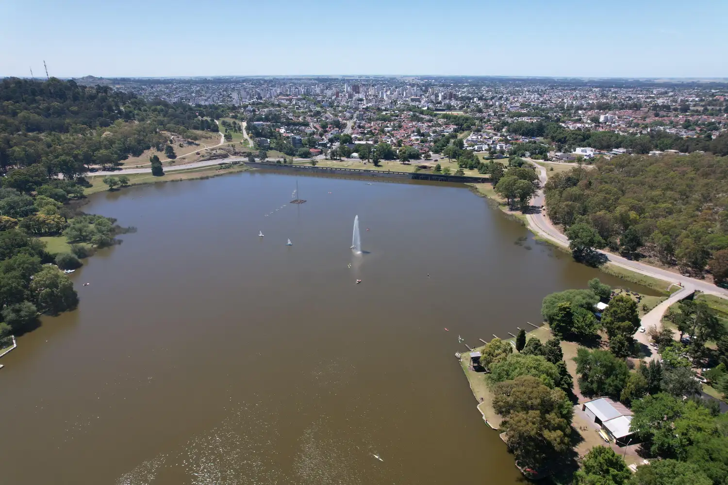 La herramienta comenzará a implementarse en el Paseo del Lago del Fuerte, donde será incorporada a la cartelería existente gracias a un acuerdo con el Municipio.