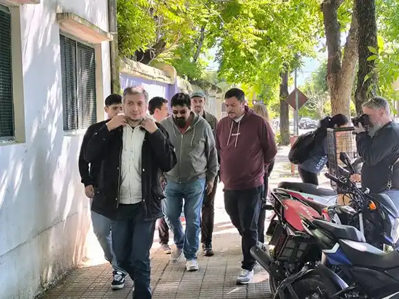 Máximo Kirchner votó en La Plata y cuestionó la relación de Milei con Trump: "El pueblo está sometido a una humillación"