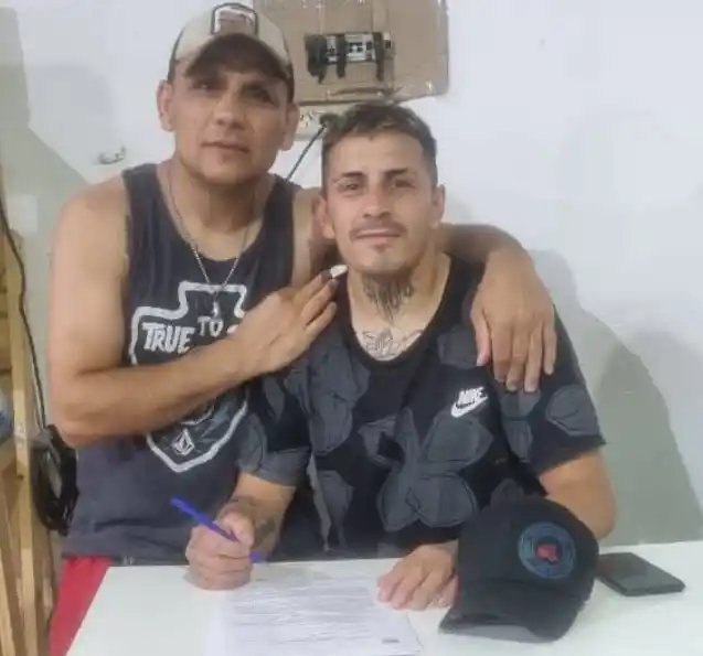Nazareno Ruiz junto a Matías Leiva firmando el contrato para la pelea.