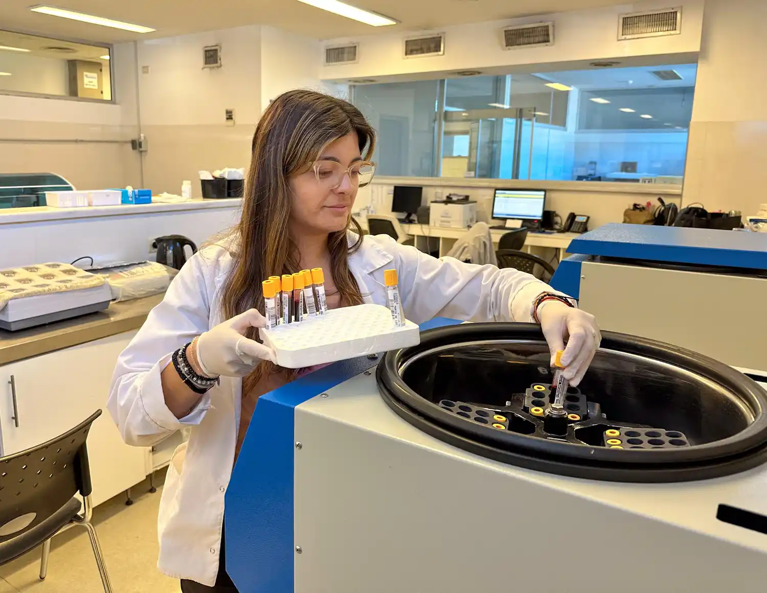 Con respecto a los requisitos para el control, se lo pueden realizar personas mayores de 45 años con antecedentes familiares o a partir de los 50 como examen preventivo anual.