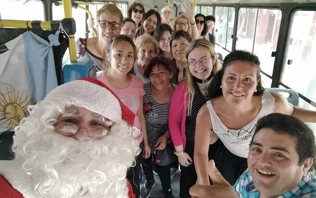 Papá Noel sorprendió a los pasajeros