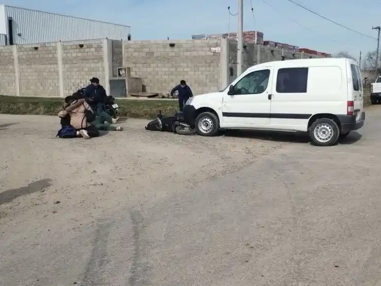 La conductora de la moto se fracturó la mano.