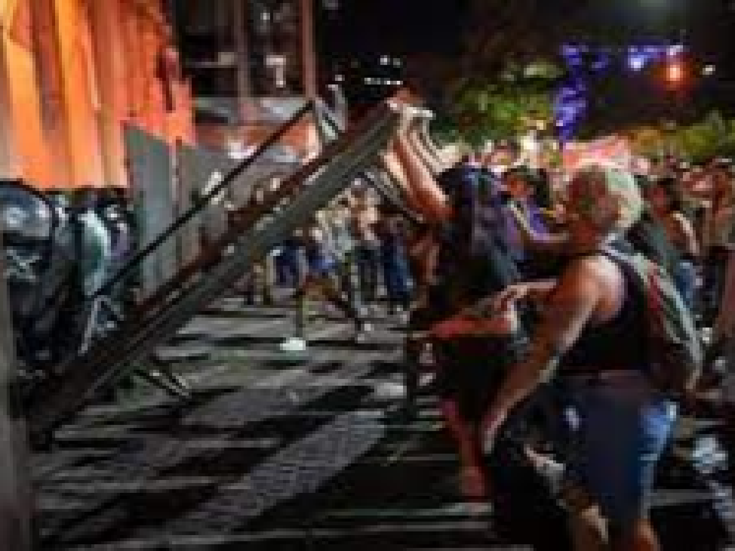 Disturbios en Salta por el 8M: vandalizaron la Catedral e hirieron a una policía