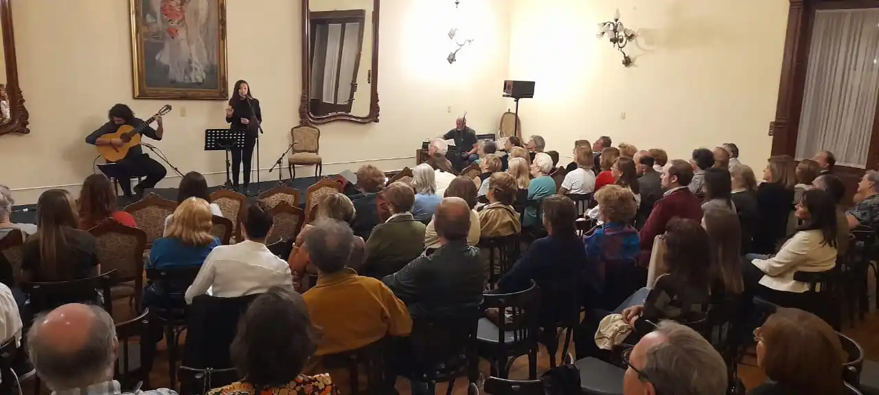 Karina Beorlegui ofreció un concierto de “Tango y Fado”