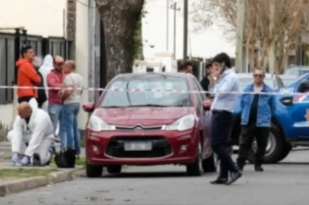 El Citroen C3 rojo estaba ubicado a unas siete cuadras de la delegación policial