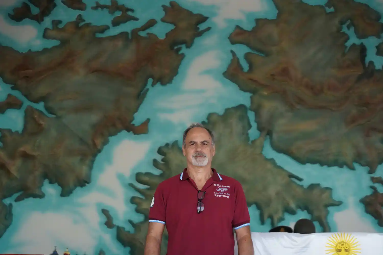 “Estamos unidos por la causa”, expresó Giletta con el fondo de la escultura de las islas que identifica al museo.