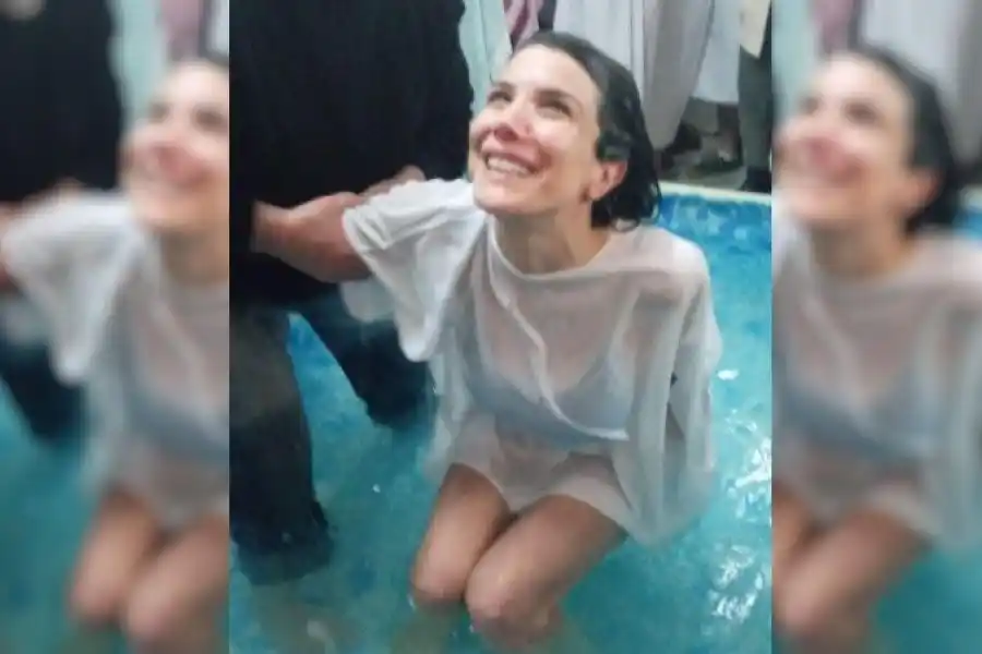 “Me arrepiento de todo”: el llanto de Andrea Rincón en el momento de su bautismo