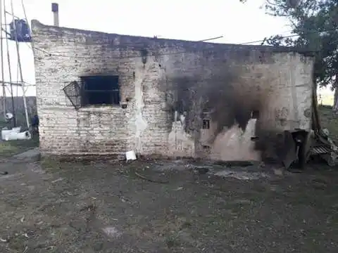 Se incendió la vivienda de un peón rural, quien perdió todo