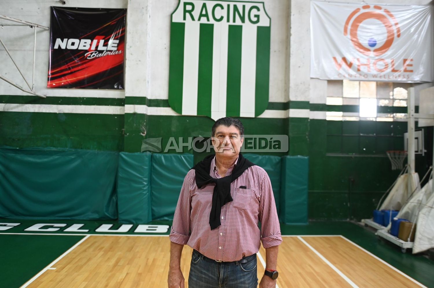 Delfino posa en piso del estadio “Antonio Giusto”, donde se lució en los 70 (crédito: MR Fotografía)..