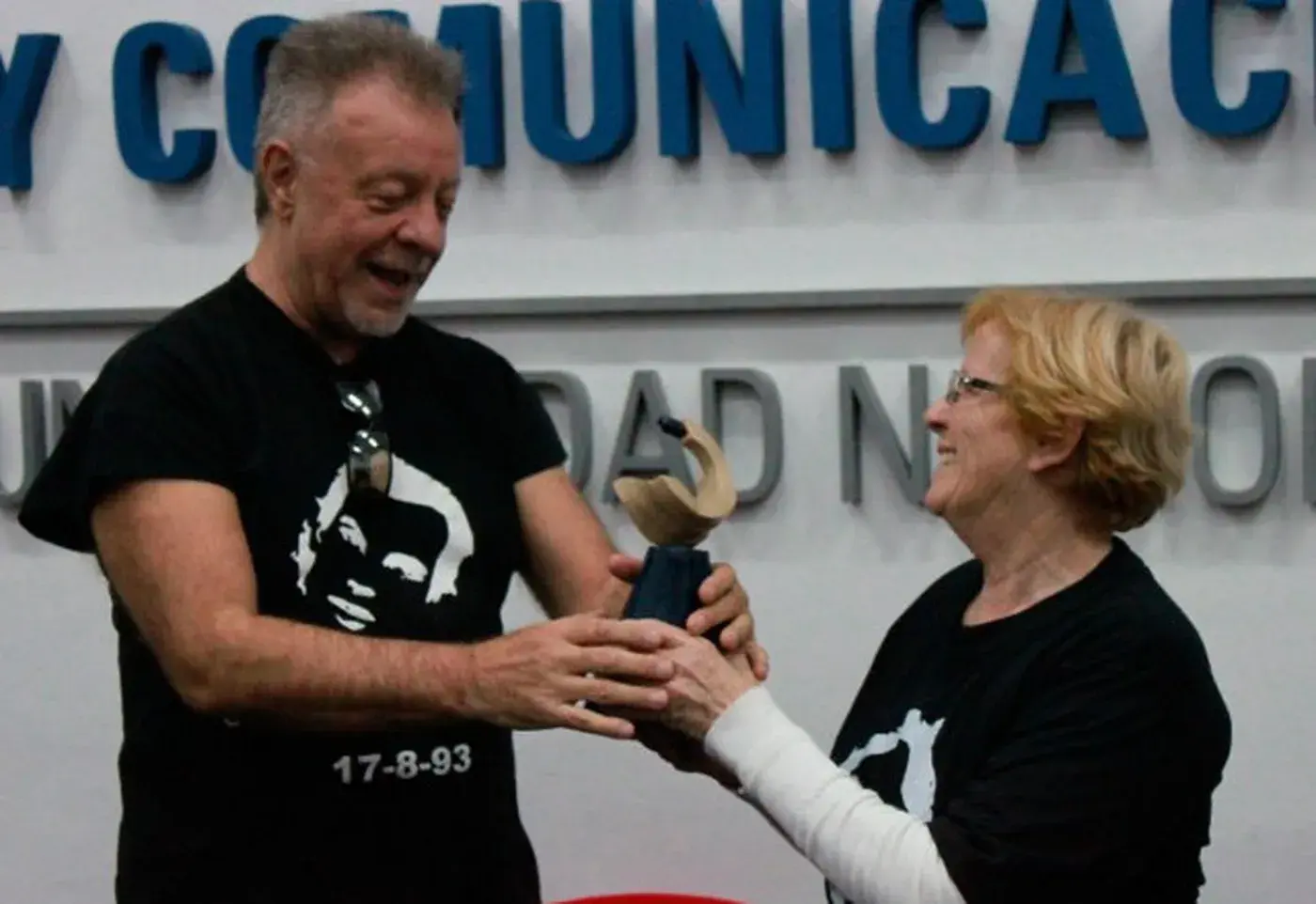 León Gieco y Rosa Bru en la Facultad de Periodismo y Comunicación Social de la UNLP.