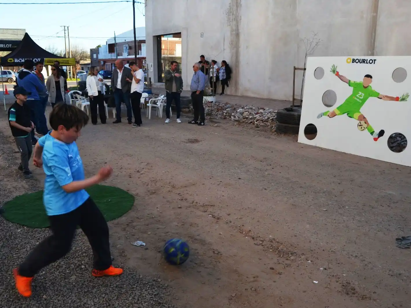 Emotiva inauguración del mural en homenaje a Lisandro Martínez