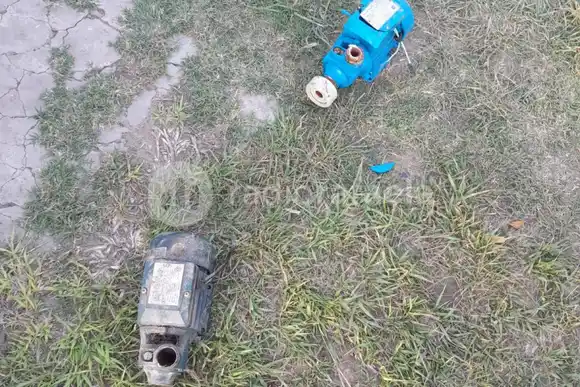 Se levantó y encontró dos bombas centrífugas robadas frente a su casa