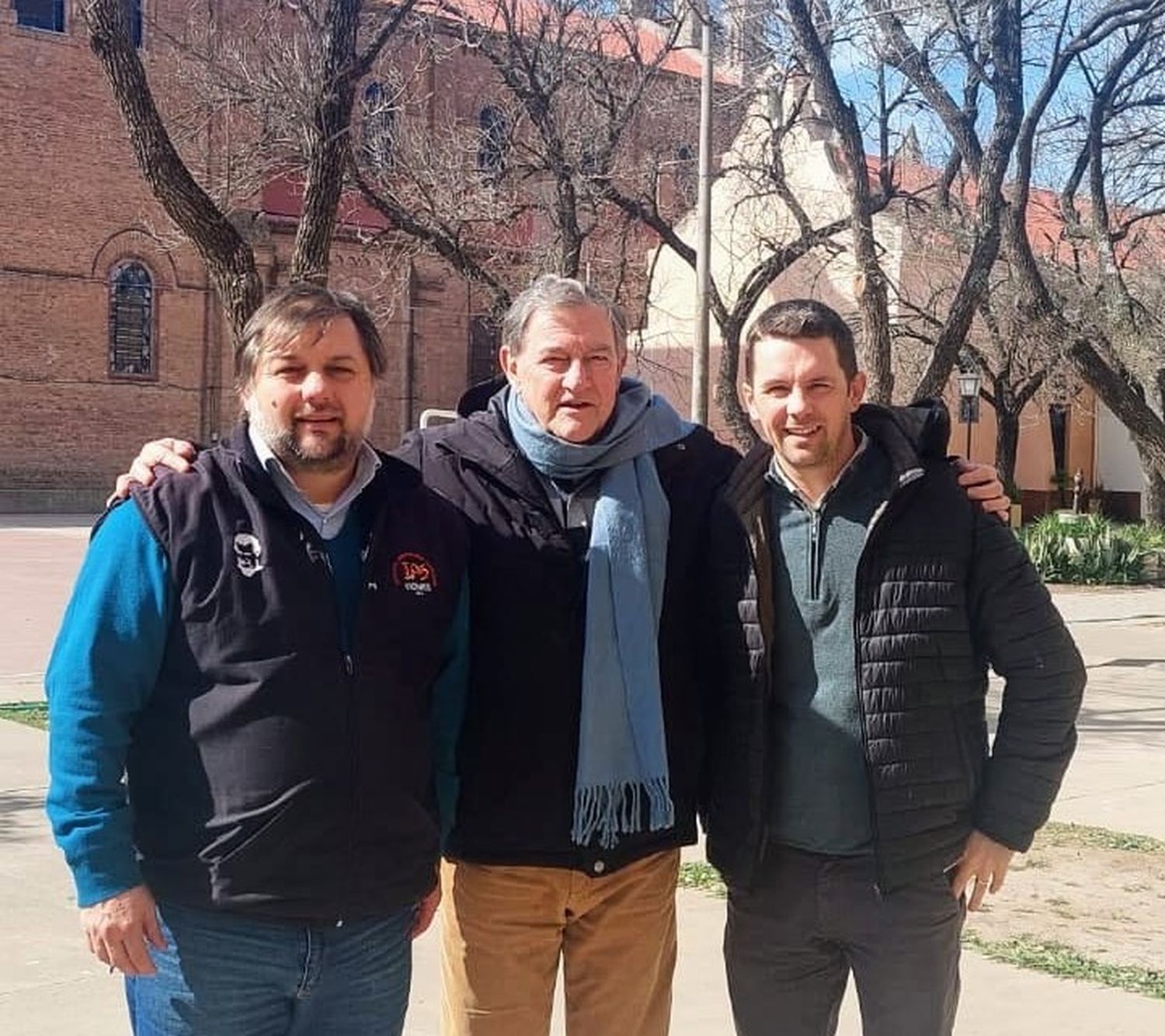 El padre Carlos Bosio junto a ex alumnos salesianos encargados de distintas áreas en la escuela