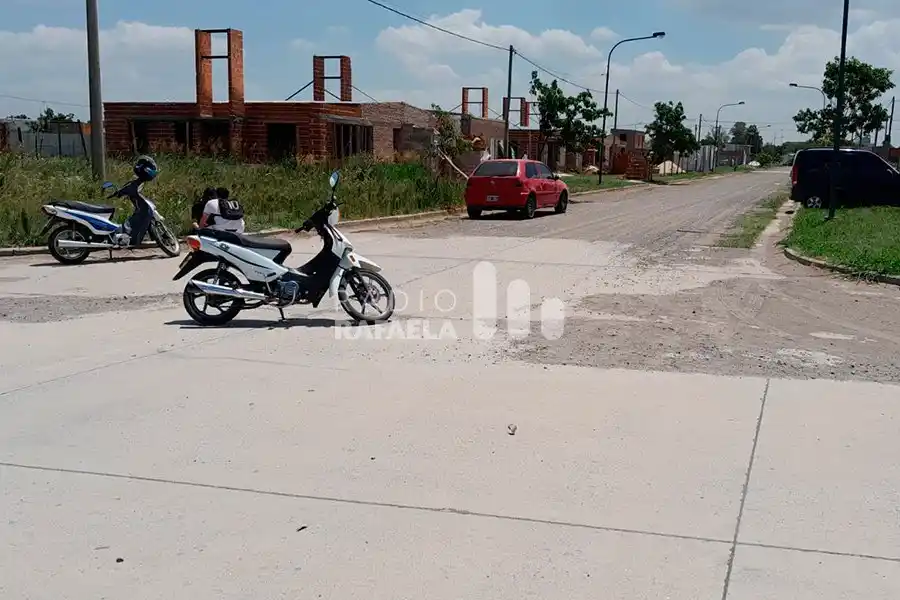 Circulaban en moto y chocaron contra un auto: un bebé de 3 meses y su hermanito de 5 años terminaron hospitalizados