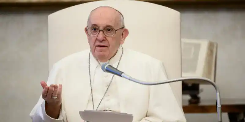 Papa Francisco dice que urge impulsar «una nueva mentalidad económica»