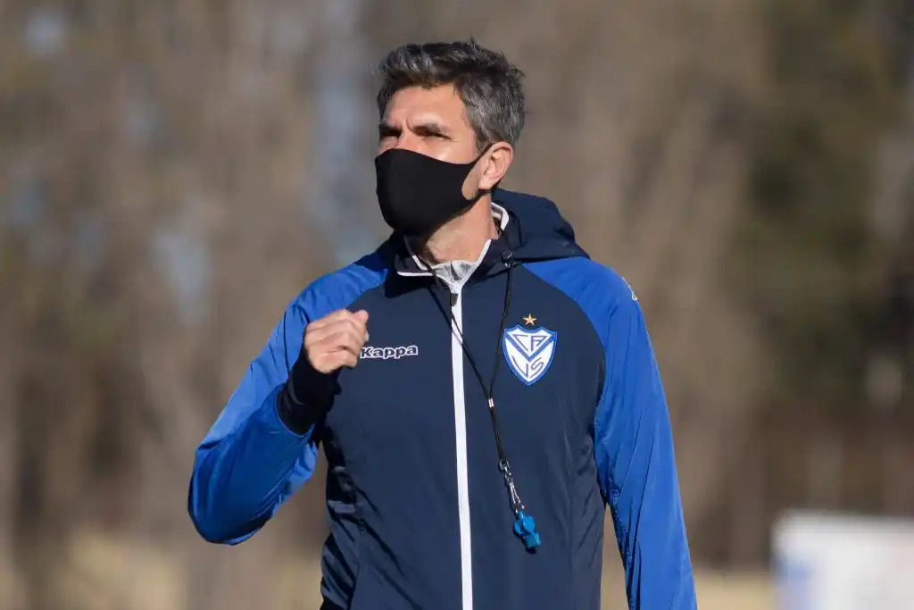 Vélez abre su llave con  el debut de su entrenador