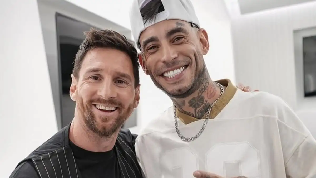 Lionel Messi junto a Ulises Bueno.