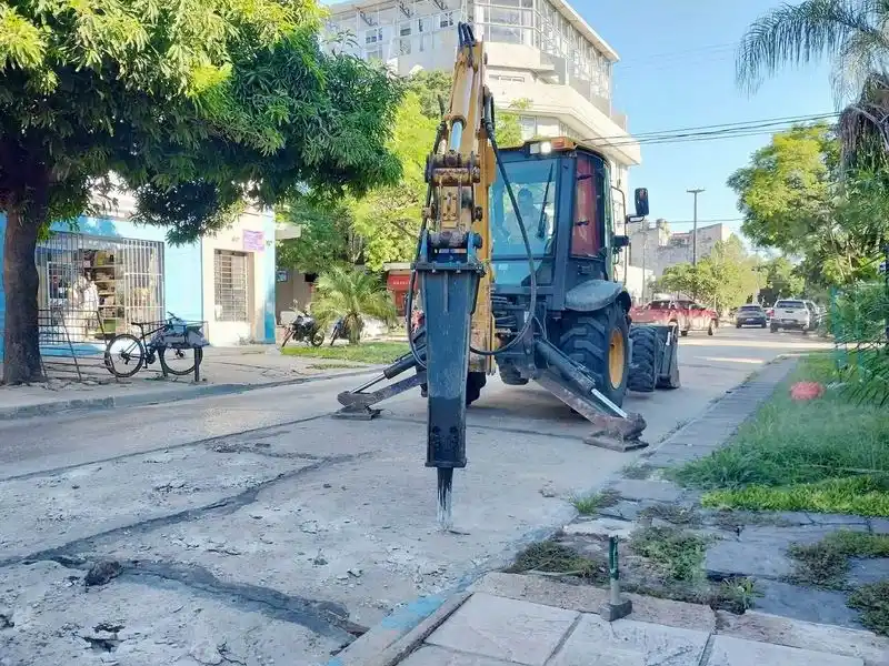 Prosiguen trabajos de ripio en los barrios
y las tareas de bacheo en el casco céntrico
